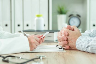 Doktor hastadan sağlık sigortası kartı alarak