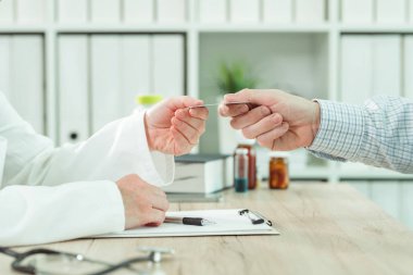 Doktor hastadan sağlık sigortası kartı alarak
