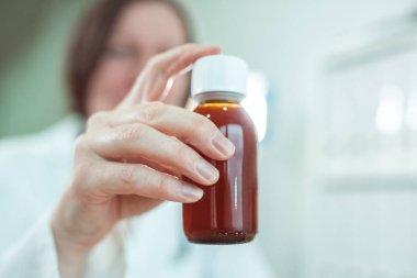 Çocuk doktoru Parasetamol şurubu tıbbi tedavi önerir. 