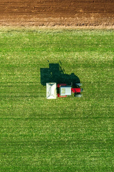 Trator agrícola que fertiliza campo de cultivo de trigo com NPK — Fotografia de Stock