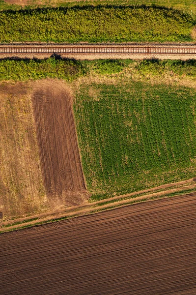 Vista aérea del ferrocarril a través del paisaje rural —  Fotos de Stock