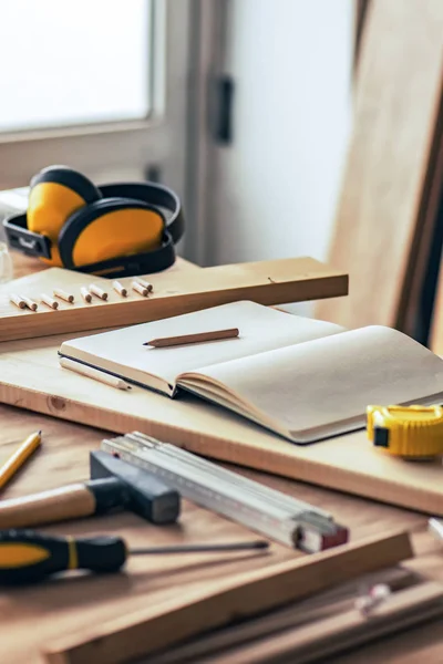 Varias herramientas en carpintería escritorio de taller de carpintería, foc selectivo — Foto de Stock