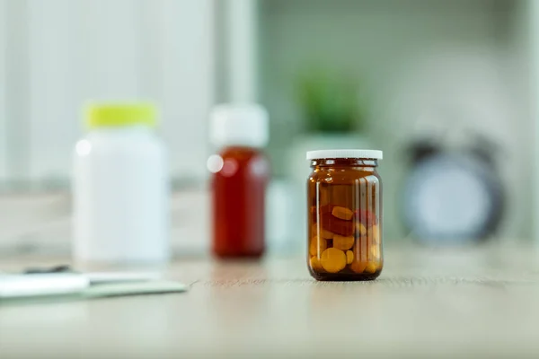Медичні препарати на столі — стокове фото