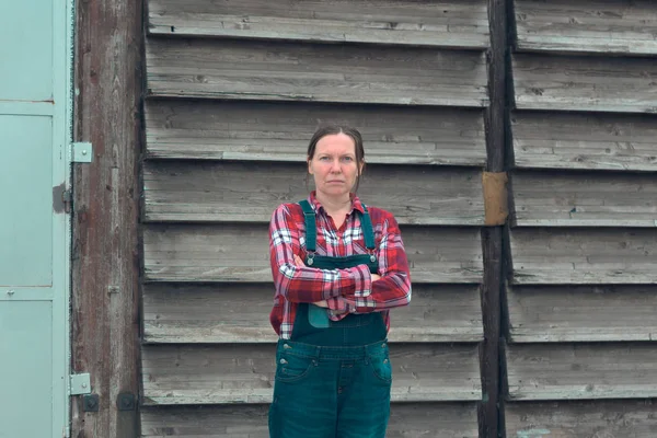Retrato de agricultora em frente ao galpão da quinta — Fotografia de Stock
