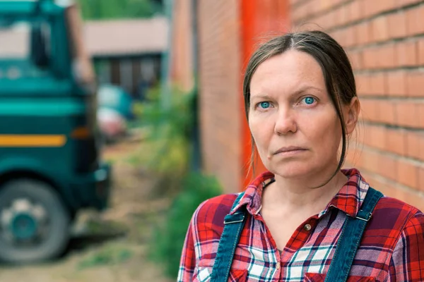 Portret van een vrouwelijke boer op de boerderij — Stockfoto