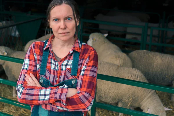Vrouwelijke boer op schapenboerderij — Stockfoto