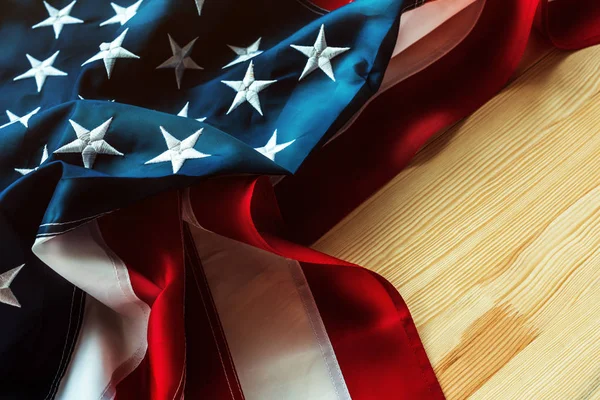 Bandiera USA stropicciata su sfondo di legno — Foto Stock