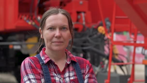 Hermoso Retrato Agricultora Caucásica Adulta Propiedad Granja Mujer Posando Mirando — Vídeo de stock