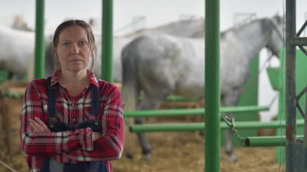 Portret Van Vrouwelijke Rancher Bij Horse Stable Kijkend Naar Camera — Stockvideo