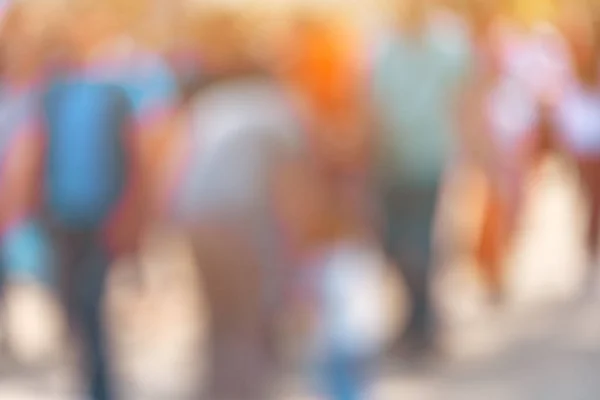 Desenfocar los viajeros de la ciudad caminando por la calle — Foto de Stock