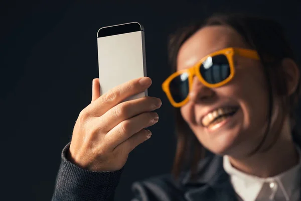 Mulher de negócios legal fazendo retrato de foto selfie com smartphone — Fotografia de Stock
