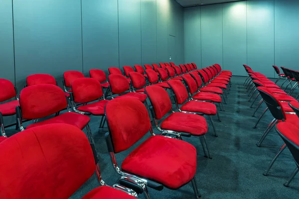 会议室里空着红色的座位 — 图库照片