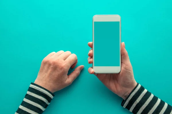 Vue du dessus de smartphone maquette sur les mains féminines — Photo