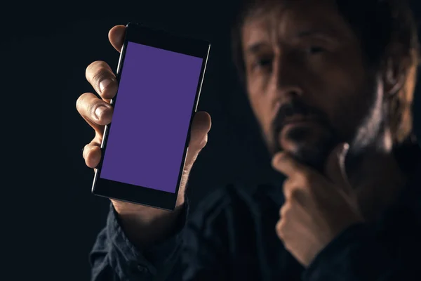 Smartphone mock-up in de mannelijke hand — Stockfoto