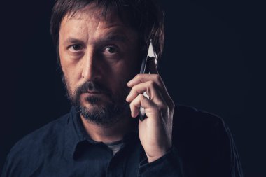 Cep telefonunda konuşan endişe adam