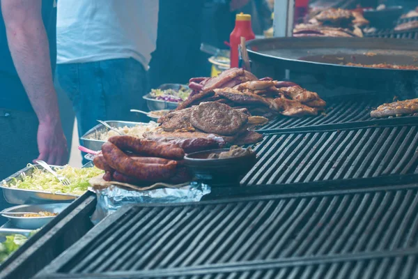 Comida callejera serbia a la parrilla —  Fotos de Stock