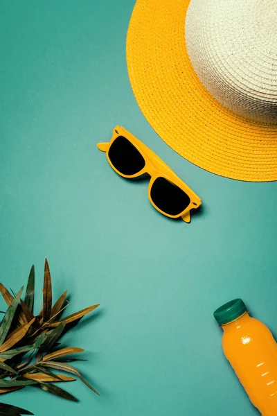 Straw hat and sunglasses in summertime holiday vacation concept — Stock Photo, Image