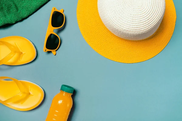 Accesorios de viaje para disfrutar de vacaciones de verano en la playa — Foto de Stock