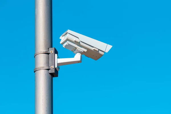 Verkeer surveillance camera gemonteerd op de post — Stockfoto