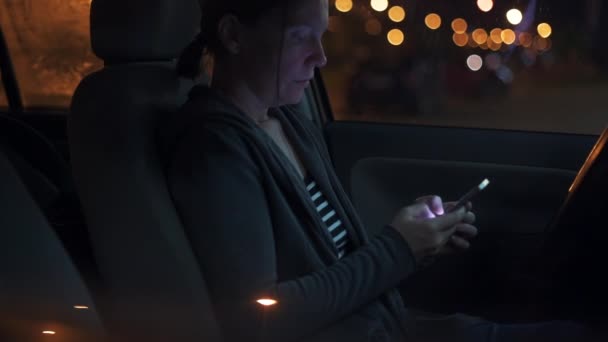 Mulher Mensagens Texto Telefone Celular Carro Noite Lote Praking Pessoa — Vídeo de Stock