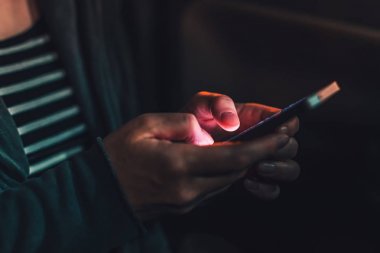 Geceleri arabada akıllı telefon kullanma