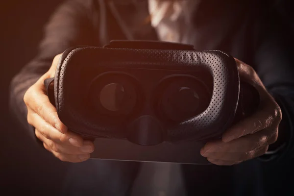 Бизнесвумен-новатор, предлагающая VR очки для гарнитуры — стоковое фото