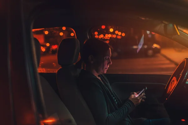 Smartphone nachts im Auto nutzen — Stockfoto