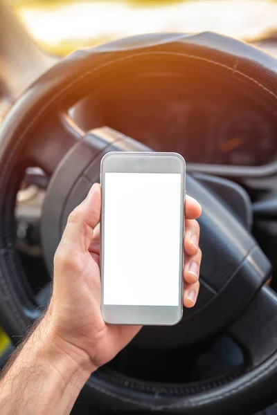 Usando el teléfono inteligente en el coche, pantalla simulada — Foto de Stock