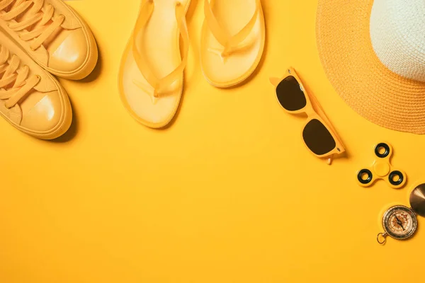 Summertime accessori per le vacanze flat lay vista dall'alto — Foto Stock