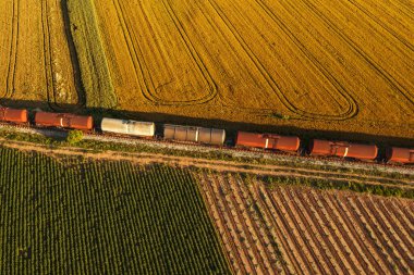 Demiryolu yük taşımacılığı havadan görünümü