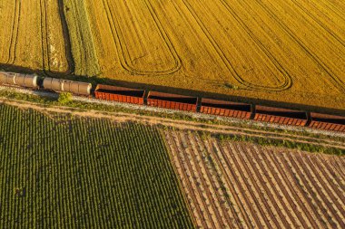 Demiryolu yük taşımacılığı havadan görünümü