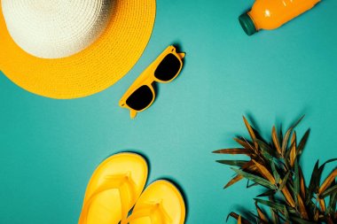 Yazlık tatil tatil konseptinde saman şapkası ve güneş gözlüğü