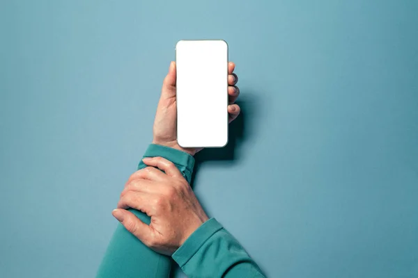 Mujer sosteniendo smartphone con pantalla simulada —  Fotos de Stock