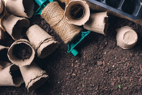 Biologisch afbreekbare turf pot op broeikas compost humus bodem — Stockfoto