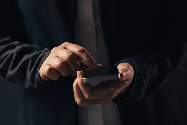 Närbild på händer som med smart telefon — Stockfoto