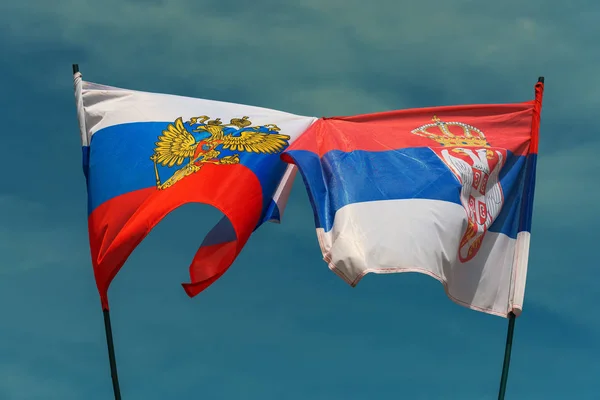 Bandeira russa e sérvia amarrada juntas — Fotografia de Stock