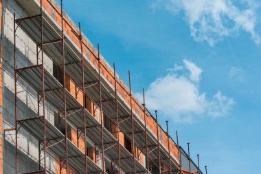 Bitmemiş ıncomplet ile boş inşaat alanı üzerinde iskele