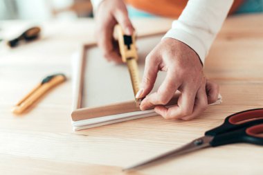Kadın marangoz teyp Atölyesi resim çerçevesi ölçme
