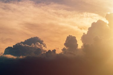 Hava ve iklim değişikliği, karanlık fırtınalı bulutlar ile güneş ışığı