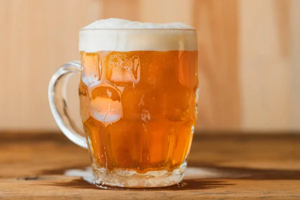 Taza de cerveza en el mostrador de bar —  Fotos de Stock