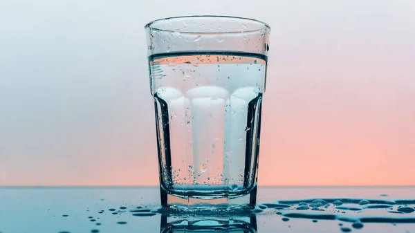 Gazowana woda sodowa w szklance do picia — Zdjęcie stockowe