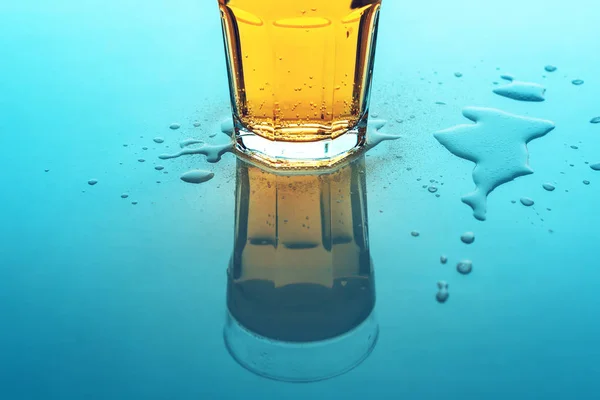Bebida de soda mareada amarilla burbujeante en vidrio, primer plano —  Fotos de Stock