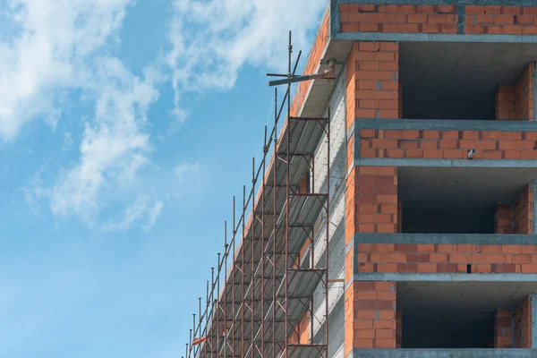 Gerüst auf leerer Baustelle mit unvollendetem Rohbau — Stockfoto