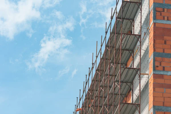 Gerüst auf leerer Baustelle mit unvollendetem Rohbau — Stockfoto