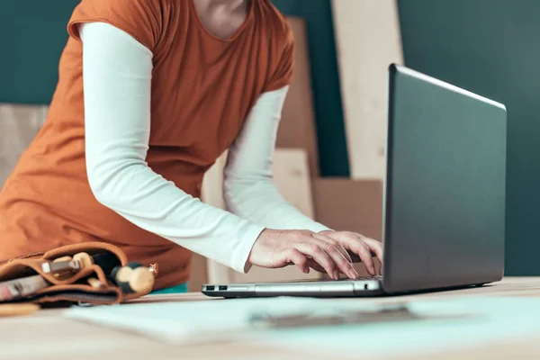 女性大工タイピングラップトップコンピュータのキーボード — ストック写真