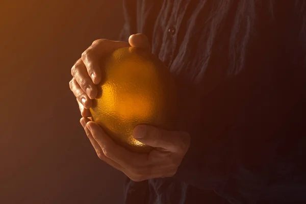 Mann und goldenes Ei — Stockfoto