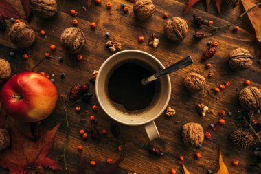 Sonbahar kahve molası, doğrudan yukarıda