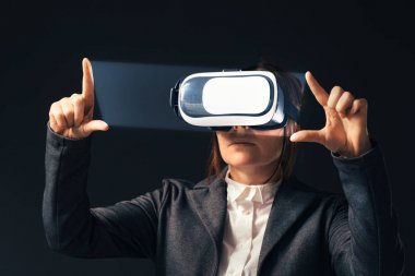 İşkadını giyen sanal gerçeklik kulaklık