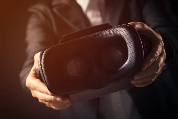 Geschäftsfrau innovator bietet vr brille headset — Stockfoto