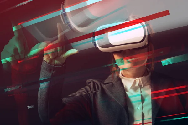 Businesswoman wearing virtual reality headset — Stock Photo, Image